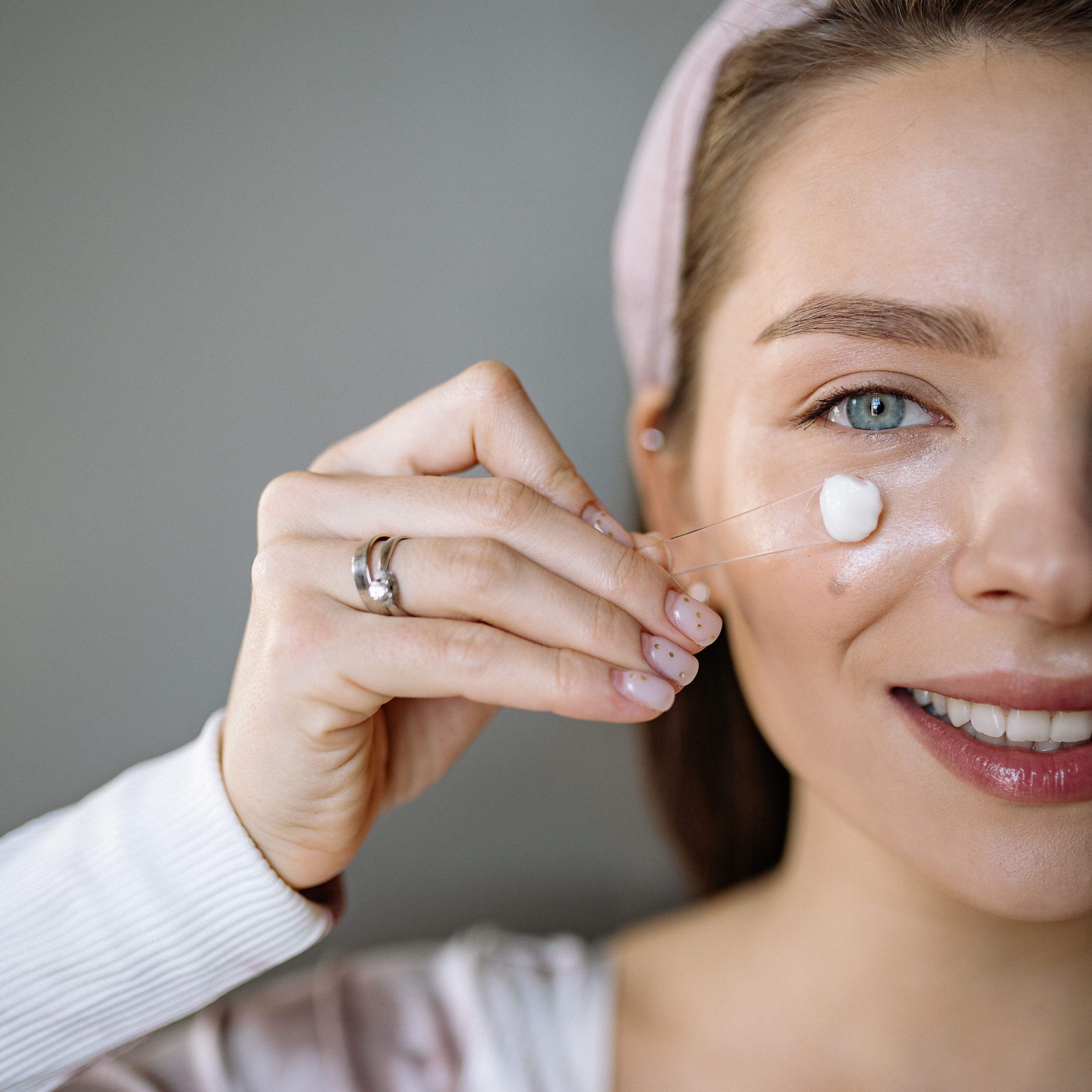 Women applying a moisturiser to her face