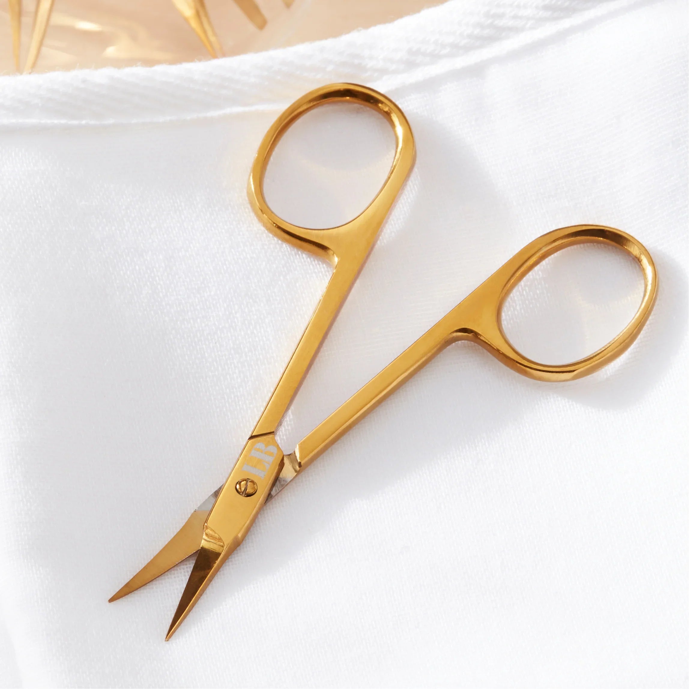 Tijeras Doradas Curvadas para Cejas